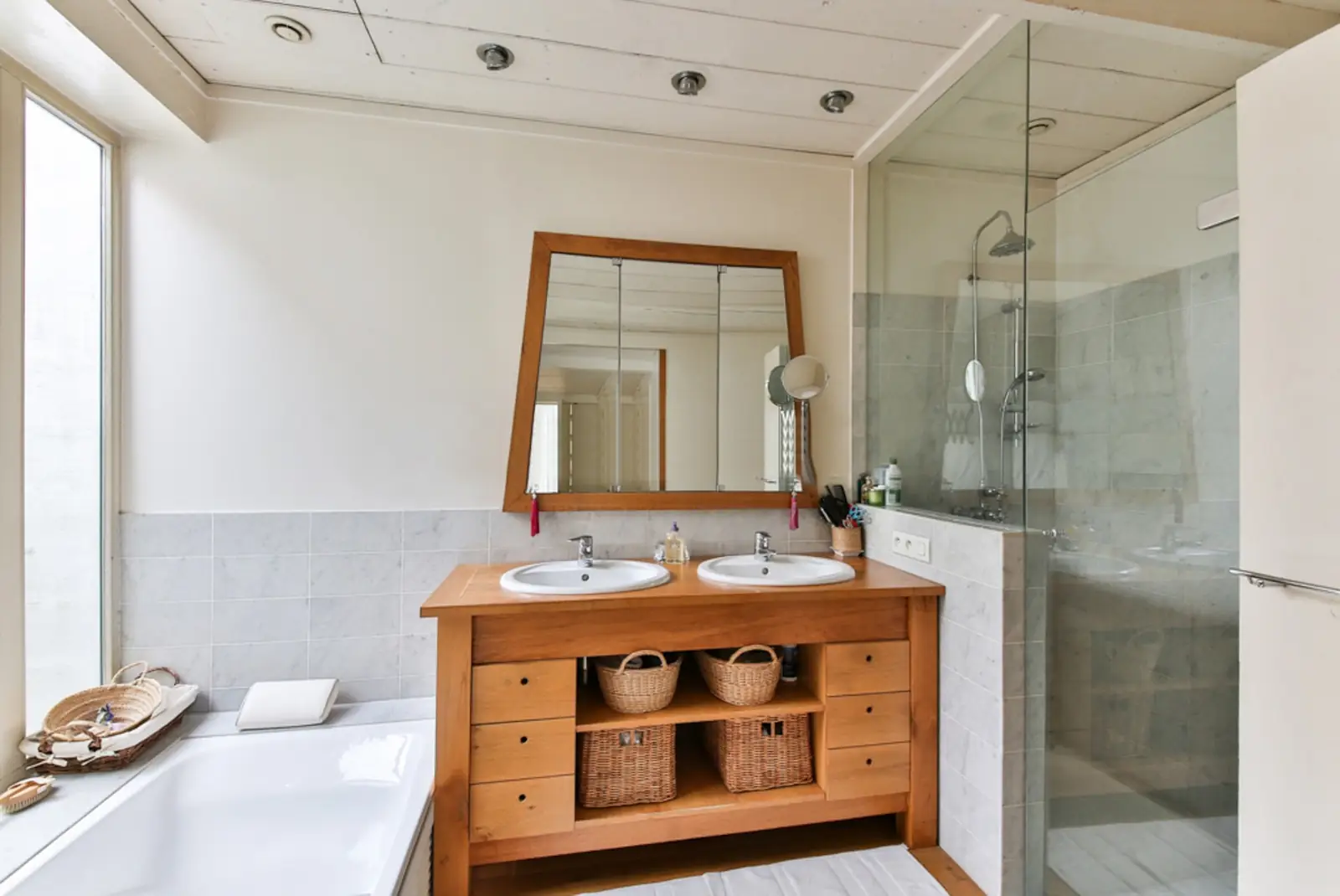 Aménagement salle de bain avec chaise, cabine de douche pour aide à la toilette et autonomie