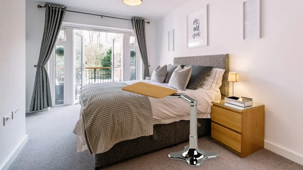 Table de lit pour la chambre, pour manger, repas, boire pour personnes malade ou alité. Meuble sur mesure, design, élégant, ergonomique, modulable, polyvalent